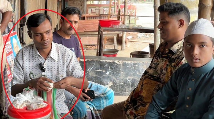 ডিম-বাদাম বিক্রি করে জীবিকা নির্বাহ  করছে দৃষ্টিহীন মদাপুরের গোলাপ বিশ্বাস